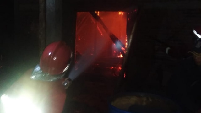 Petugas saat lakukan pemadaman kebakaran gudang pengeringan tembakau (oven) milik Ali Mulyono (40) warga Desa Ngadiluwih Kecamatan Ngasem Kabupaten Bojonegoro, Senin (09/11/2020)