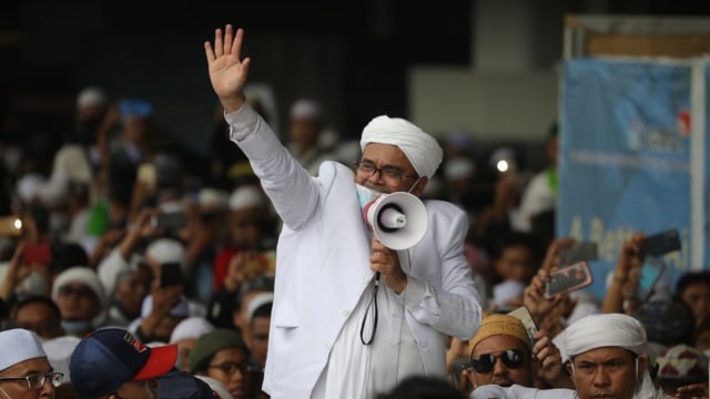 Habib Rizieq Syihab tiba di bandara Soekarno Hatta, Tangerang, Selasa (10/11). Foto: Aditia Noviansyah/kumparan