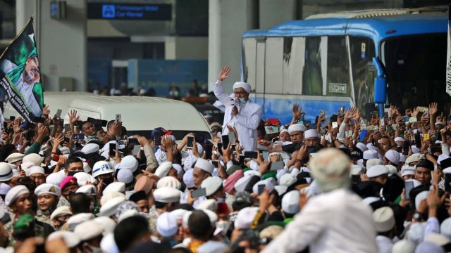 Habib Rizieq Syihab berbicara kepada para pendukungnya sebelum meninggalkan Bandara Soekarno Hatta, Tangerang, Selasa (10/11). Foto: Aditia Noviansyah/kumparan