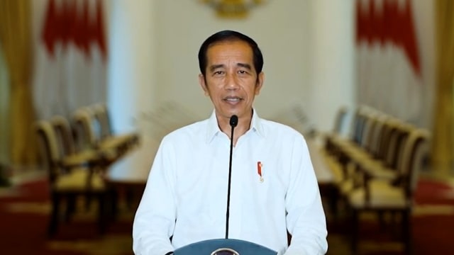 Presiden Joko Widodo memberikan orasi kebangsaan untuk menyambut 9.068 mahasiswa baru Universitas Gadjah Mada (UGM) secara virtual. Foto: UGM