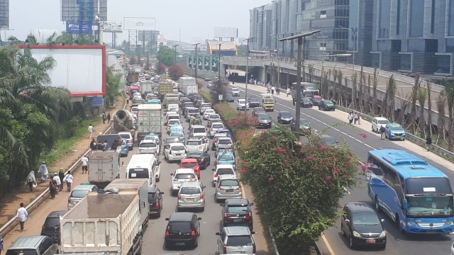 Kemacetan di tol bandara Soekarno Hatta.
 Foto: Aditia Noviansyah/kumparan