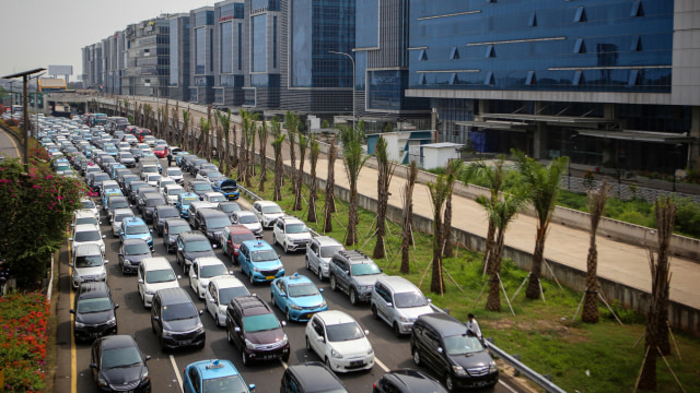 Sejumlah kendaraan terjebak macet di Tol Bandara Soekarno Hatta, Tangerang, Banten, Selasa (10/11). Foto: Fauzan/ANTARA FOTO