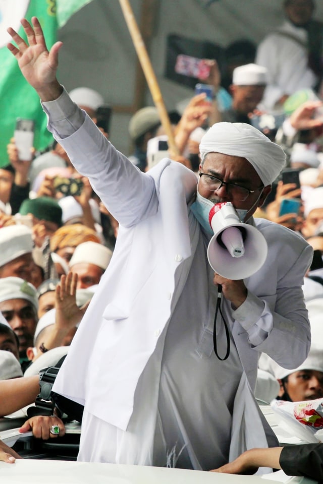 Habib Rizieq Syihab berbicara kepada para pendukungnya saat tiba di bandara Soekarno Hatta, Tangerang, Selasa (10/11). Foto: Fajrin Raharjo/AFP