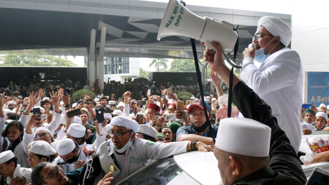 Habib Rizieq Syihab berbicara kepada para pendukungnya saat tiba di bandara Soekarno Hatta, Tangerang, Selasa (10/11). Foto: Fajrin Raharjo/AFP