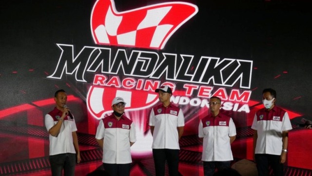 Ketua Mandalika Racing Team Indonesia Muhammad Rapsel Ali (dua dari kiri), pebalap nasional Dimas Ekky Pratama (tengah) di acara peluncuran Mandalika Racing Team di Jakarta, Senin. (9/11). Foto: Aditya E.S. Wicaksono/ANTARA