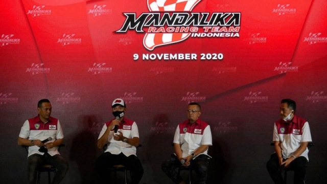 Pebalap nasional Dimas Ekky Pratama (dua dari kiri) berbicara di acara peluncuran Mandalika Racing Team Indonesia di Jakarta, Senin. (9/11). Foto: Aditya E.S. Wicaksono/ANTARA