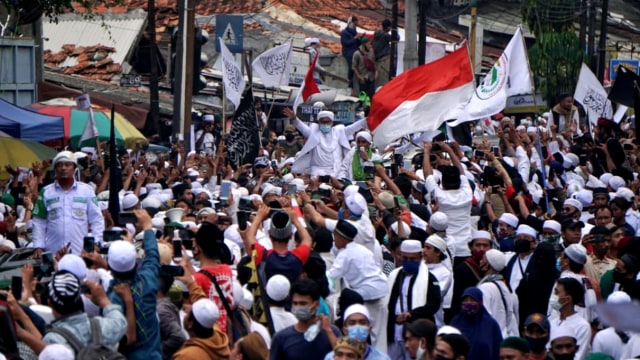 Habib Rizieq Syihab disambut pendukungnya saat tiba di Petamburan, Jakarta, Selasa (10/11). Foto: Iqbal Firdaus/kumparan