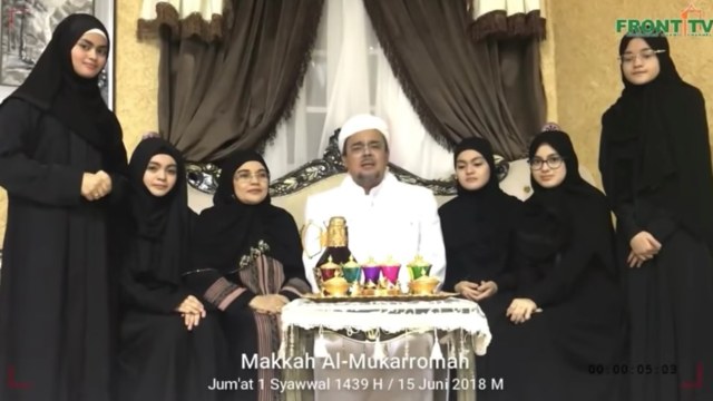 Habib Rizieq Syihab bersama istri dan para putrinya di Makkah 15 Juni 2018. Foto: Youtube/Front TV