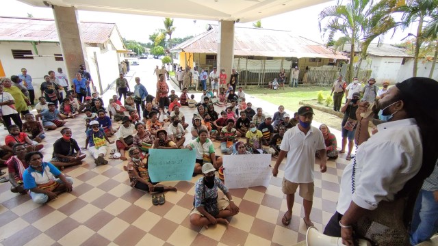 Mama papua pelaku usaha lokal di Kota Sorong, menduduki Kantor Wali Kota Sorong untuk menuntut hak mereka, foto : Yanti