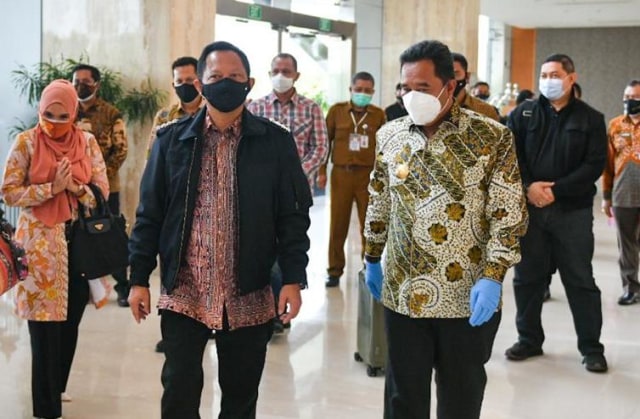 Mendagri Tito Karnavian (kiri) didampingi Pjs Gubernur Kepri, Bahtiar Baharuddin, saat tiba di Batam. Foto: Istimewa
