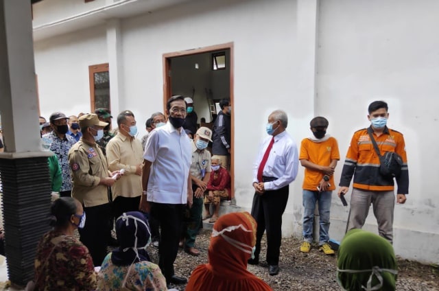 Gubernur DIY, Sri Sultan Hamengku Buwono X mengunjungi warga lereng Gunung Merapi di Cangkringan, Sleman, Yogyakarta pada Selasa (10/11/2020). Foto: Twitter/@TRCBPBDDIY