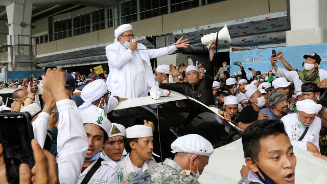 Habib Rizieq Syihab berbicara kepada para pendukungnya saat tiba di bandara Soekarno Hatta, Tangerang, Selasa (10/11). Foto: AP Photo