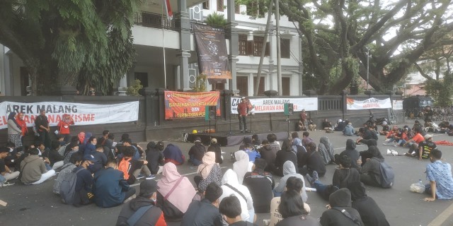 Aliansi Malang Melawan kembali turun jalan berunjuk rasa menolak pengesahan UU Cipta Kerja alias Omnibus Law di depan DPRD Kota Malang, pada Selasa (10/11/2020). Foto: Ulul Azmy