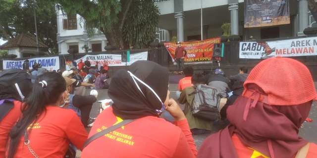 Aliansi Malang Melawan kembali turun jalan berunjuk rasa menolak pengesahan UU Cipta Kerja alias Omnibus Law di depan DPRD Kota Malang, pada Selasa (10/11/2020). Foto: Ulul Azmy
