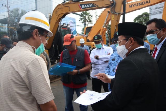 Wali Kota Malang, Sutiaji, saat meninjau pengerjaan proyek pembangunan Kayutangan Heritage, pada Selasa (10/11/2020). Foto: Humas Pemkot Malang