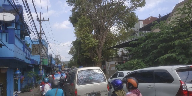 Titik kepadatan kendaraan terjadi di sepanjang Jalan Aris Munandar menuju Kampung Warna-Warni, pada Selasa (10/11/2020). Foto: Ulul Azmy