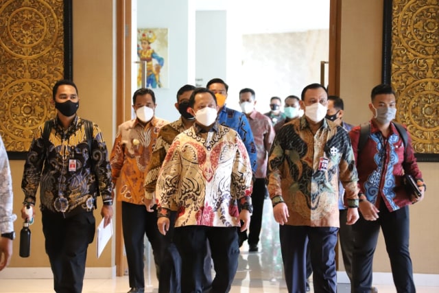 Mendagri Tito Karnavian saat tiba di Batam, Kepulauan Riau, dalam rangka menghadiri pelucuran gerakan berbagi 5 juta masker. Foto: Ismail/kepripedia.com