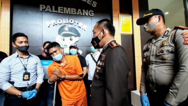 Pelaku pembunuhan janda anak 2 di Palembang saat diamankan polisi. (foto: istimewa)