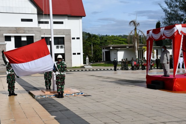 Upacara bendera Hari Pahlawan ke-75 dipimpin Wali Kota Sorong Lambert Jitmau, yang berlangsung di lapangan upacara Kantor Wali Kota Sorong, Selasa (10/11), foto : Yanti