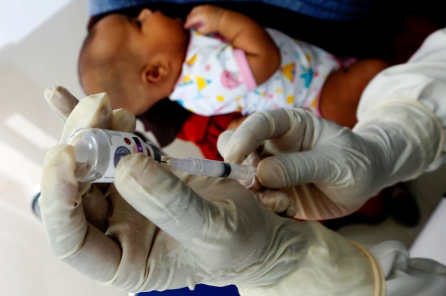 Petugas kesehatan puskesmas bersiap menyuntikkan vaksin imunisasi untuk balita di Desa Rukoh, Banda Aceh, Aceh. Foto: Irwansyah Putra/ANTARA FOTO