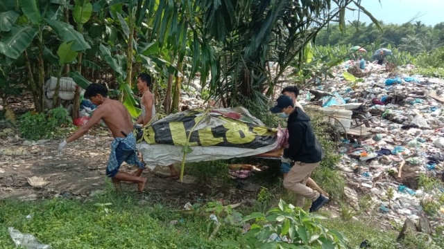 Polisi dibantu warga saat mengevakuasi mayat tanpa identitas di Sungai Deli Serdang Foto: Dok. Istimewa