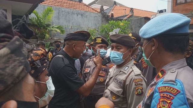 Aksi unjuk rasa yang ricuh dan berbuntut laporan AWK atas adanya pemukulan terhadap dirinya - WIB