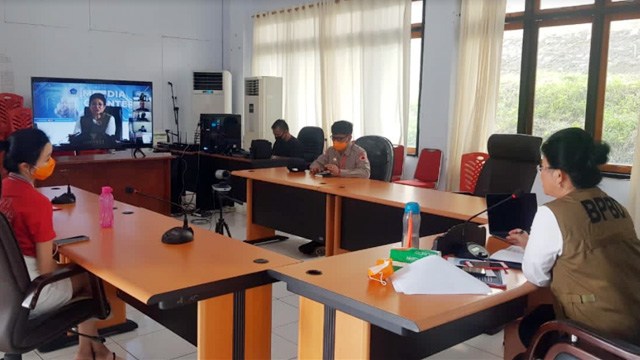 Bupati Kabupaten Sitaro, Evangelian Sasingen saat menjadi pemateri salah satu meeting virtual yang digelar oleh Satgas Percepatan Penanganan COVID-19 nasional