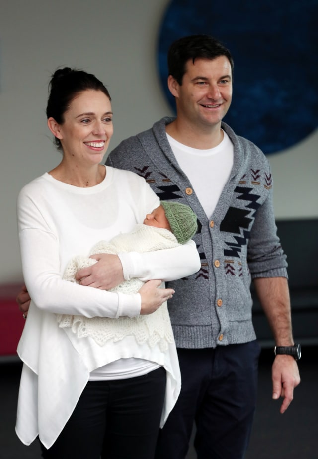 Perdana Menteri Selandia Baru, Jacinda Ardern (kiri) bersama kekasihnya Clarke Gayford, dan anak mereka. Foto: MICHAEL BRADLEY/AFP