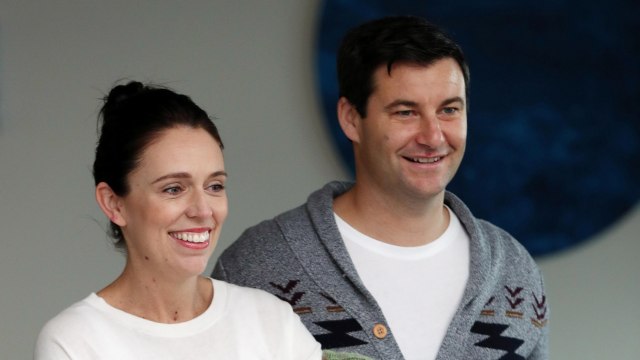 Perdana Menteri Selandia Baru, Jacinda Ardern (kiri) bersama kekasihnya Clarke Gayford. Foto: MICHAEL BRADLEY/AFP