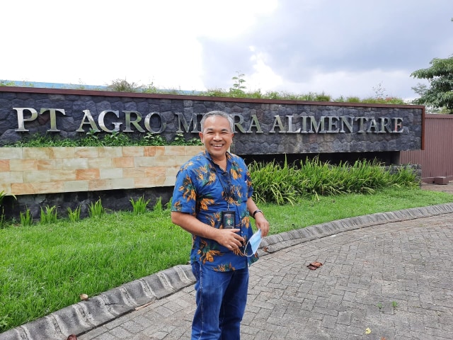 Pakar komunikasi dan motivator nasional Dr Aqua Dwipayana saat mengunjungi PT Agro Mitra Alimentare. (Foto: Dokumen)