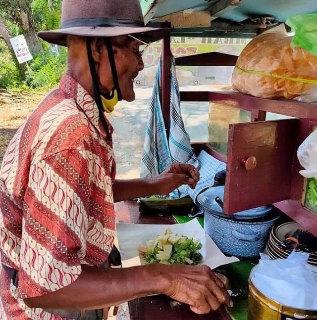 Viral penjual gado-gado di Lamongan, Jawa Timur, ditipu pembeli dengan membayar pakai uang mainan. (Foto: Instagram/@viralterkini99)