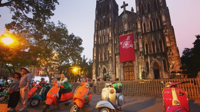 Suasana sore di halaman Katedral St. Joseph, salah satu ikon pariwisata kota Hanoi. (foto: koleksi pribadi)