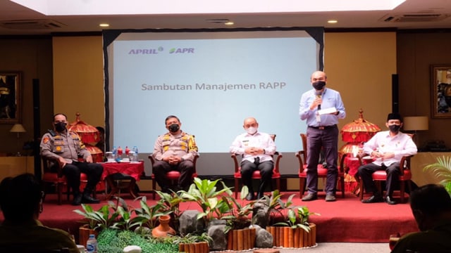 DIREKTUR PT Riau Andalan Pulp and Paper (RAPP), Mulia Nauli, saat memberikan sambutan saat Deklarasi Manajemen dan Karyawan Siap Jalankan UU Nomor 11 tahun 2020 tentang Cipta Kerja. 
