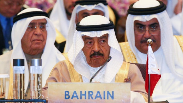 Perdana Menteri Bahrain Khalifa Bin Salman al-Khalifa (tengah). Foto: Athit Perawongmetha/REUTERS