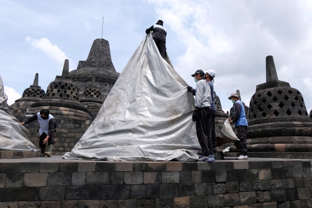 Status Gunung Merapi Siaga, Candi Borobudur Ditutup Terpal (15201)