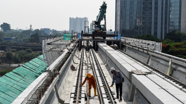 Pekerja menyelesaikan proyek pembangunan 'longspan' atau jembatan bentang panjang lintasan Light Rail Transit (LRT) di kawasan Dukuh Atas, Jakarta, Rabu (11/11). Foto: M Risyal Hidayat/ ANTARA FOTO