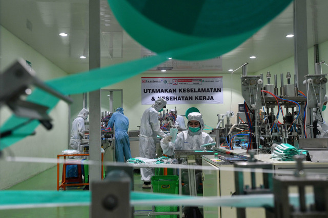Foto: Geliat Pekerja Memproduksi 7,5 Juta Masker Bedah Tiap Bulan (360593)