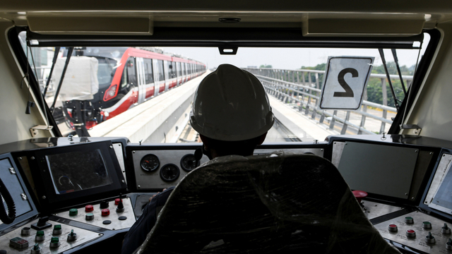 Seorang masinis mengoperasikan kereta LRT saat pelaksanaan uji coba lintasan LRT Jabodebek TMII-Cibubur di Jakarta, Rabu (11/11). Foto: M Risyal Hidayat/ANTARA FOTO