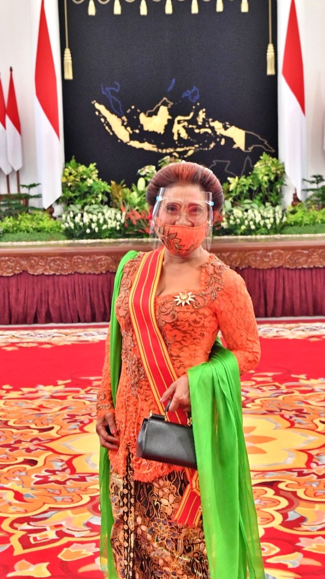 Penampilan Susi Pudjiastuti saat hadiri penganugerahan Bintang Mahaputra di Istana, Jakarta, Rabu (11/11). Foto: Dok. Istimewa