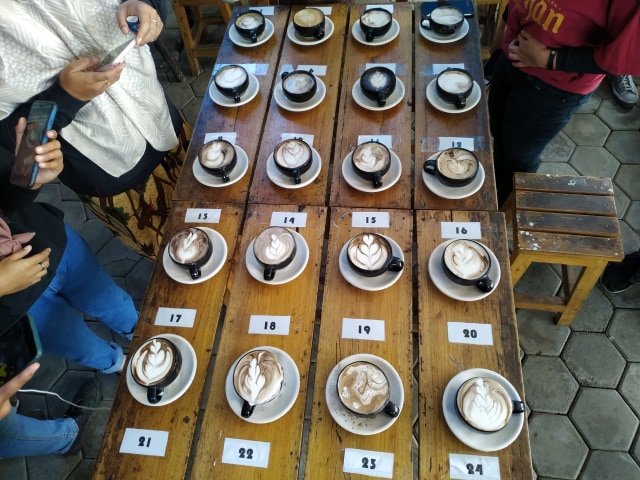 Sarijan Coffe gelar kompetisi tradisional latte art di salah satu cabang kedainya, Jalan Simpang Gajayan, Merjosari, Kota Malang.