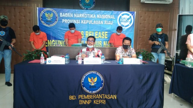 Kepala BNNP Kepri, Brigjen Pol Richard Nainggolan, memberikan ketterangan pers terkait pengungkapan penyelundupan 33 kilogram sabu asal Malaysia. Foto: Rega/kepripedia.com