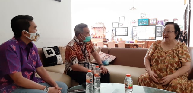 Aqua Dwipayana (tengah) bersilaturahim bersama GM Hotel Pesona Tugu Joko S Widianto saat bersilaturahim ke rumah Soekano di Malang, Selasa (10/11). foto: dokumen.