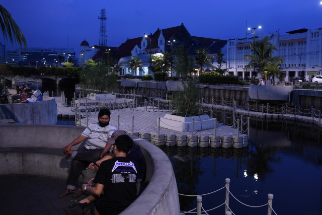 Warga bersantai di Kawasan Kota Tua Jakarta, Rabu (11/11). Foto: Wahyu Putro A/Antara Foto