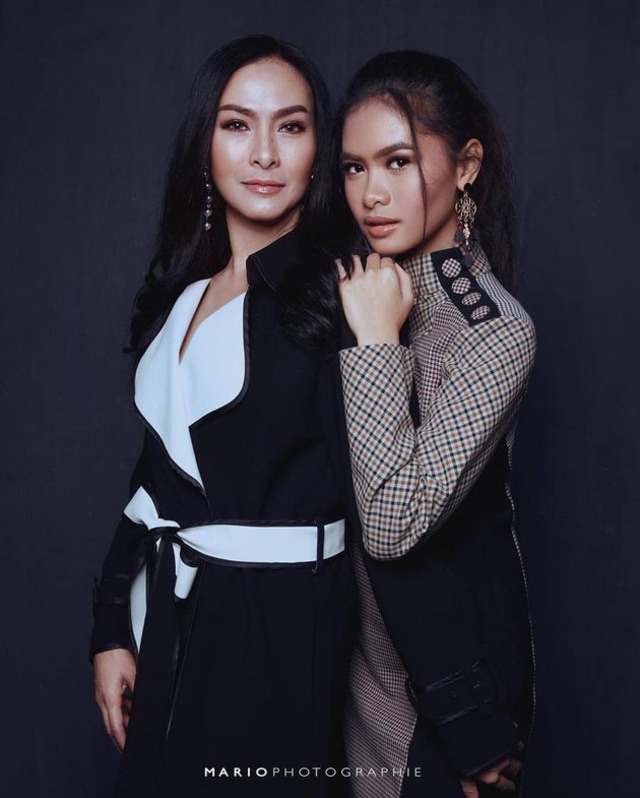 Awet Muda, 5 Seleb Ini Terlihat Seumuran dengan Anaknya saat Pemotretan Bareng (378047)