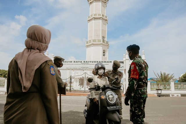 Razia protokol kesehatan di jalan depan Masjid Raya Baiturrahman, Banda Aceh, dalam upaya menekan penularan COVID-19. Foto: Abdul Hadi/acehkini