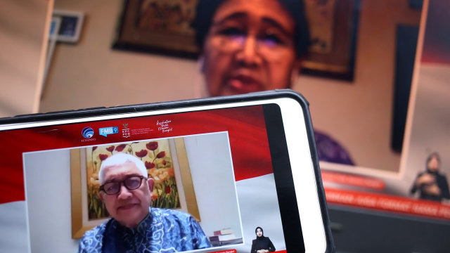 Prof. Dr. Sri Rezeki Hadinegoro Indonesia in Technical Advisory Group in Immunization (ITAGI) dan Prof. Kusnandi Rusmil dalam dialog produktif bertema Berjuang Tanpa Lelah Menyiapkan Vaksin. Foto: KPCPEN