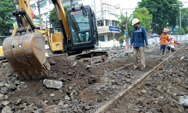 Jalur rel trem lawas diduga peninggalan dari zaman kolonial ditemukan saat pembongkaran jalan dalam proyek Kayutangan Heritage, Jalan Basuki Rahmat, Kota Malang, pada Rabu kemarin (11/11/2020). Foto: Istimewa
