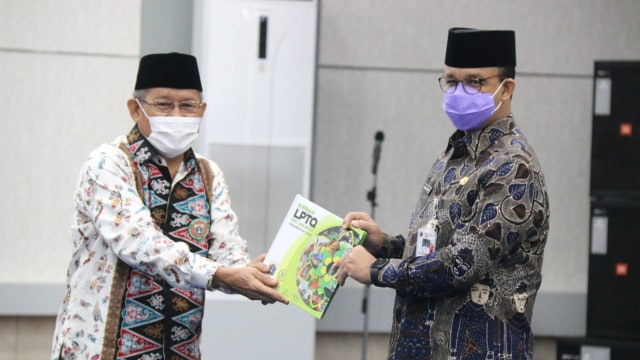 Gubernur DKI Jakarta Anies Baswedan melepas keberangkatan Kafilah Provinsi DKI Jakarta untuk Musabaqah Tilawatil Quran (MTQ) Nasional ke-28. Foto: Dok. Pemprov DKI Jakarta