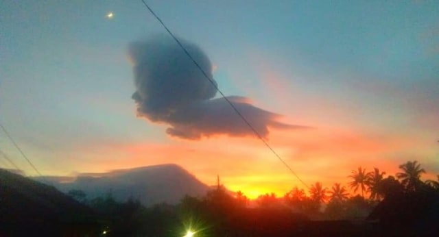 Awan mirip Semar terlihat di lagit sekitar Gunung Merapi pada Kamis, 12 November 2020. Foto: Twitter/@ketoprak_telur