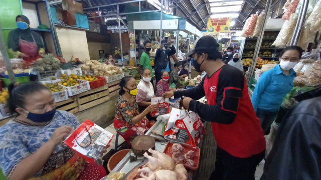 Peringati Hari Kesehatan Nasional, PMI Gelar Rapid Test di Pasar Gede Solo (202115)